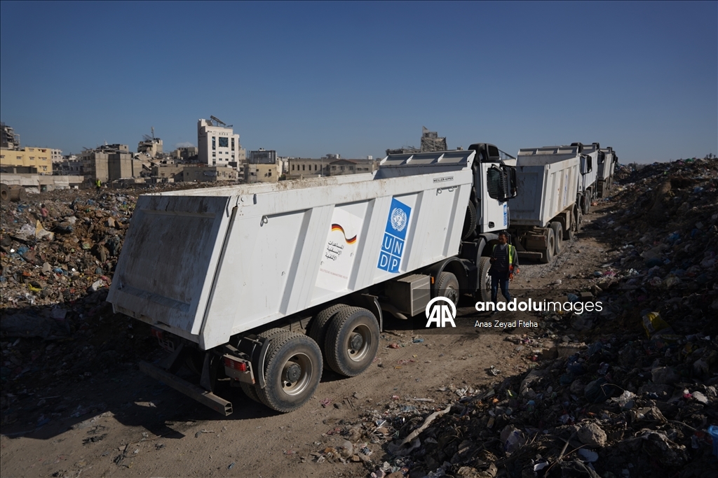 بلدية غزة تبدأ نقل 300 ألف متر مكعب نفايات من وسط المدينة