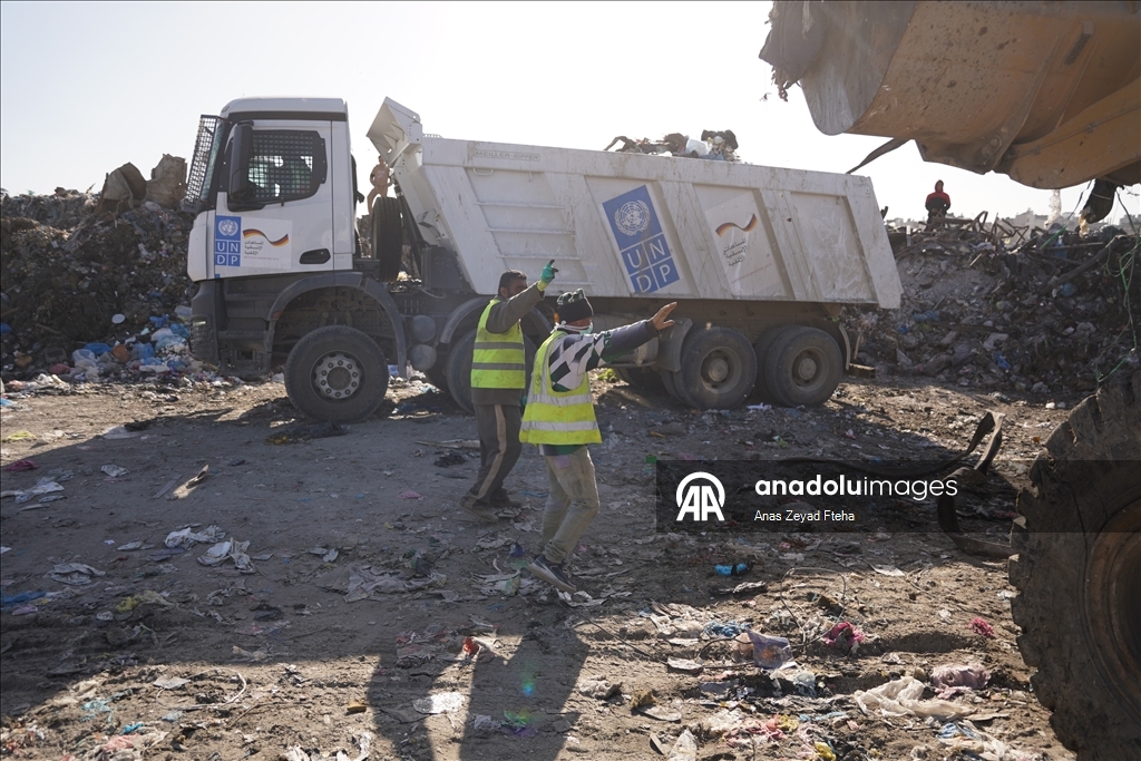 بلدية غزة تبدأ نقل 300 ألف متر مكعب نفايات من وسط المدينة