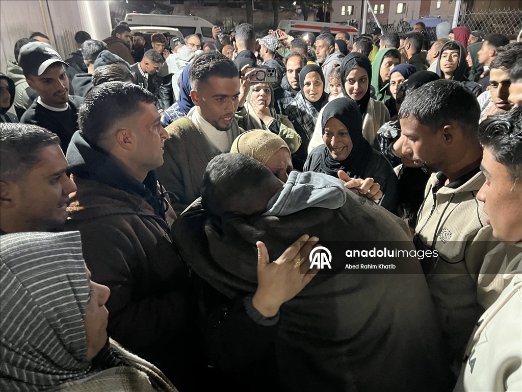 خان يونس.. 46 فلسطينيًا عائدًا عبر معبر رفح يلتقون بعائلاتهم