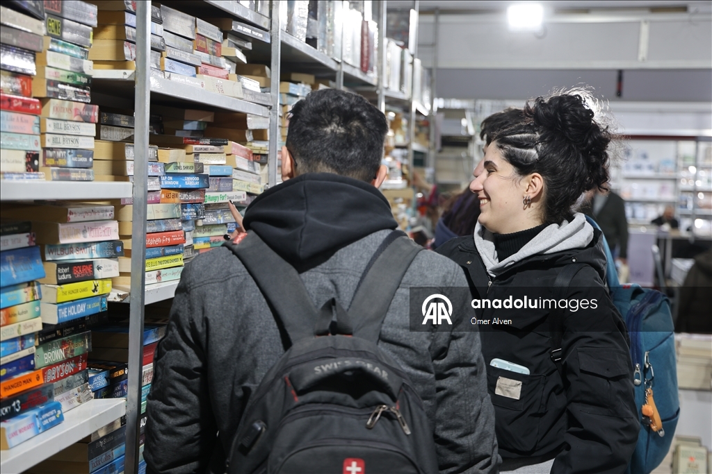 معرض دمشق الدولي يشهد أول مشاركة رسمية لكتب كردية بعد سقوط الأسد