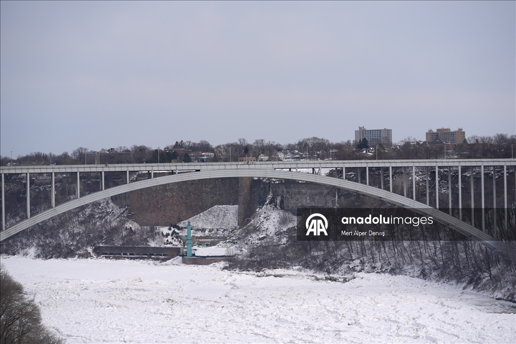 Ниагарский водопад частично замерз