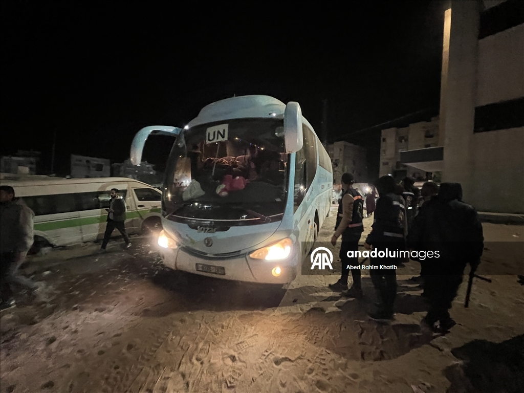 خان يونس.. 46 فلسطينيًا عائدًا عبر معبر رفح يلتقون بعائلاتهم