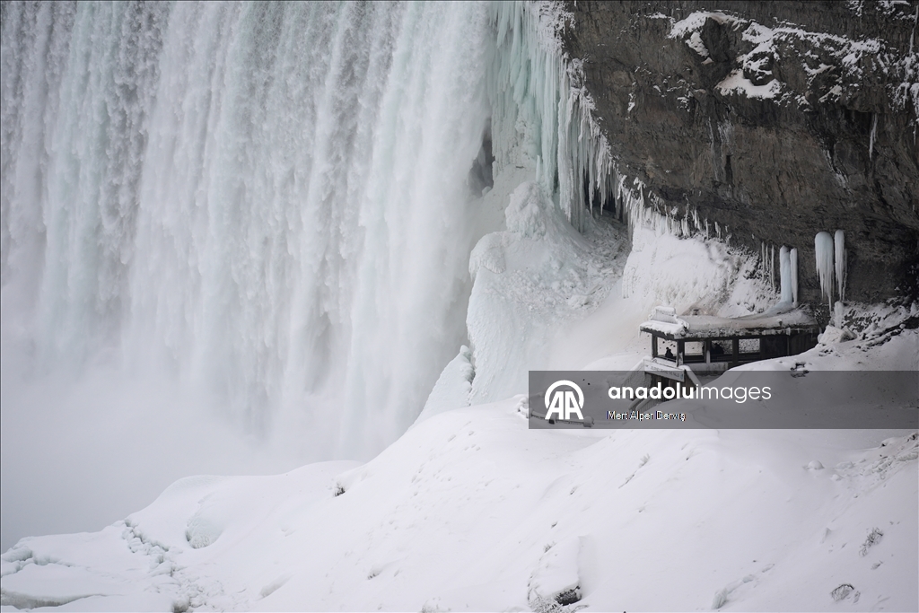Ниагарский водопад частично замерз