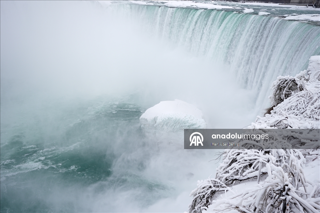 Ниагарский водопад частично замерз