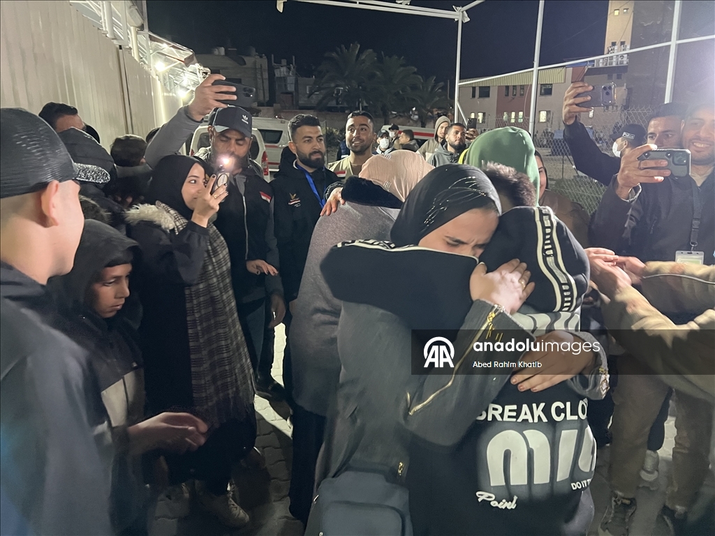 خان يونس.. 46 فلسطينيًا عائدًا عبر معبر رفح يلتقون بعائلاتهم