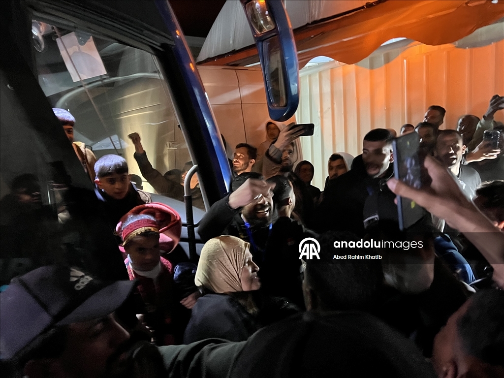 خان يونس.. 46 فلسطينيًا عائدًا عبر معبر رفح يلتقون بعائلاتهم