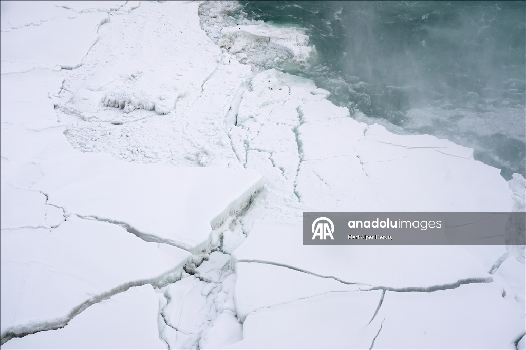Ниагарский водопад частично замерз