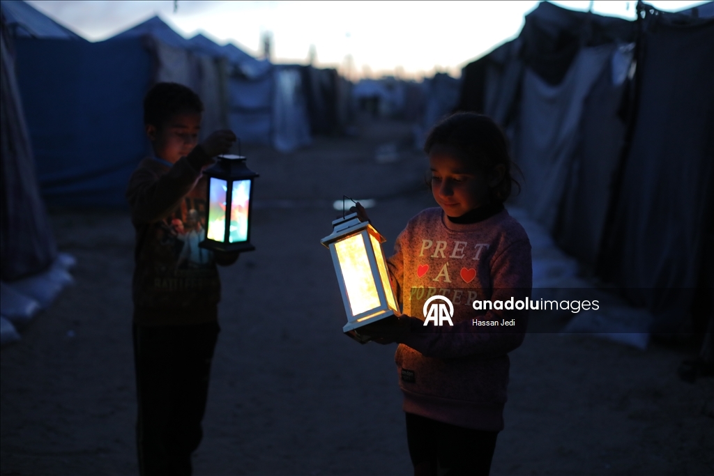 Filistinli İbrahim, oruca sayılı günler kala çocuklara Ramazan coşkusunu yaşatıyor