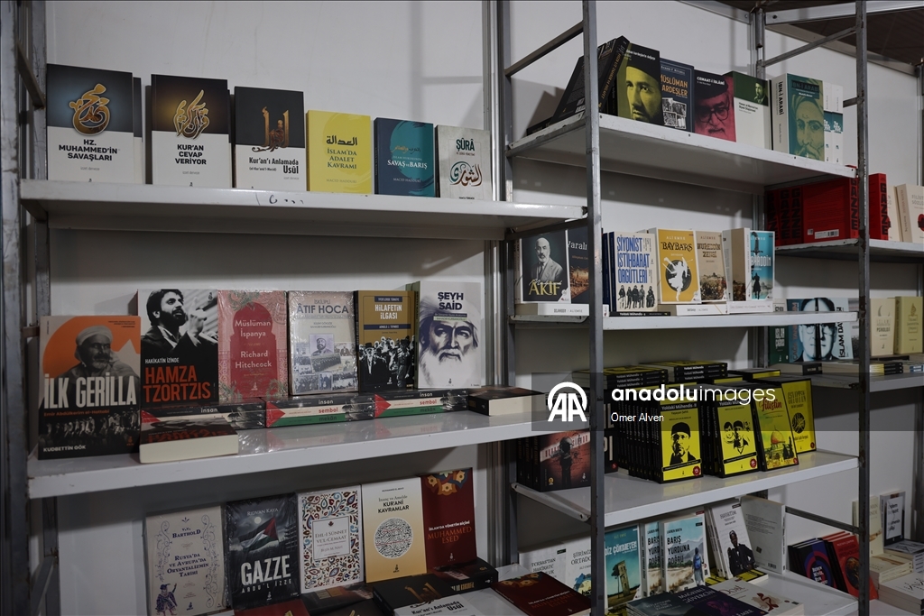 معرض دمشق الدولي يشهد أول مشاركة رسمية لكتب كردية بعد سقوط الأسد