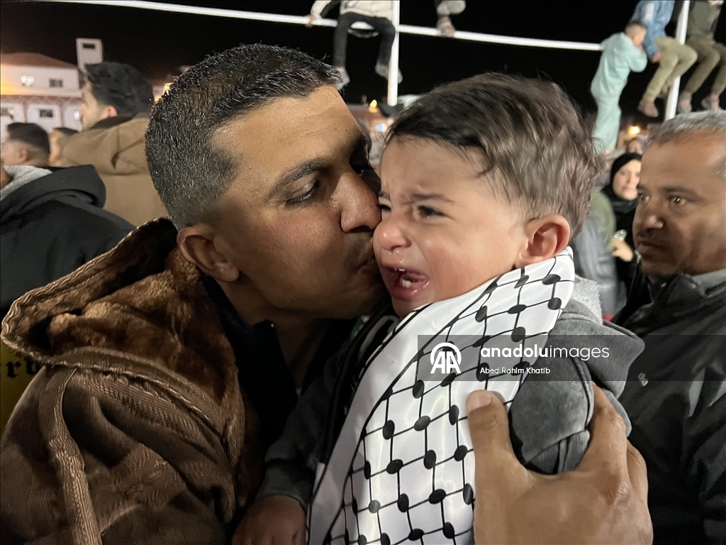 خان يونس.. 46 فلسطينيًا عائدًا عبر معبر رفح يلتقون بعائلاتهم