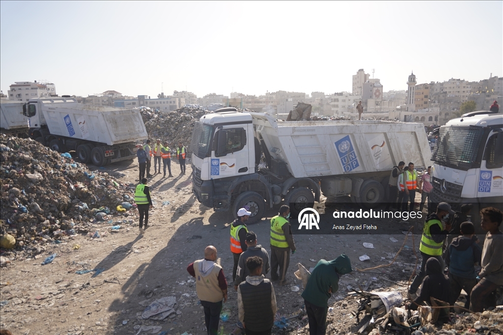 بلدية غزة تبدأ نقل 300 ألف متر مكعب نفايات من وسط المدينة
