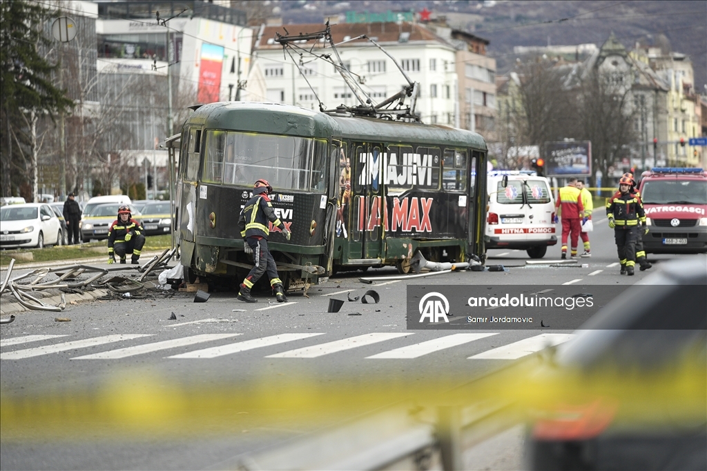 Jedna osoba poginula, više povrijeđenih nakon iskakanja tramvaja iz šina u centru Sarajeva