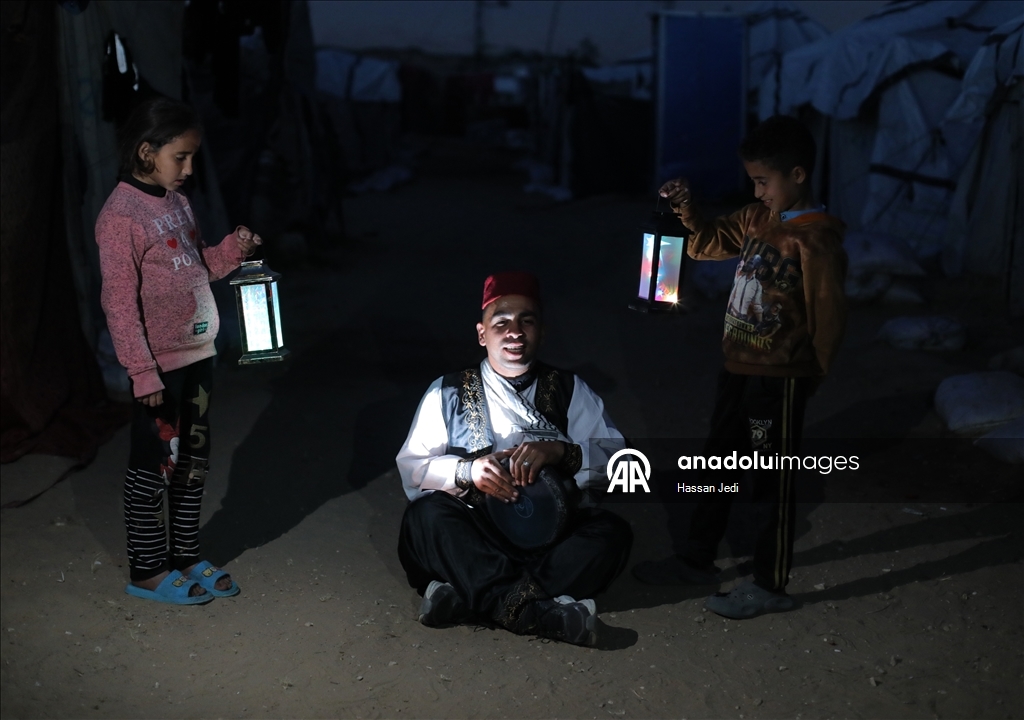 Filistinli İbrahim, oruca sayılı günler kala çocuklara Ramazan coşkusunu yaşatıyor