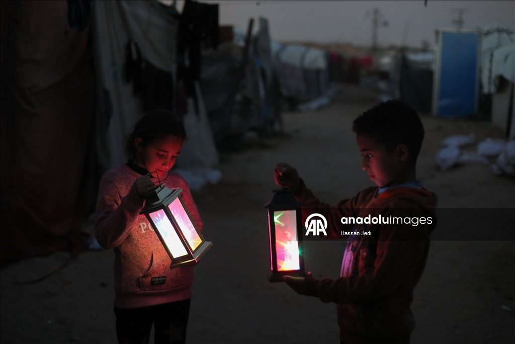 Filistinli İbrahim, oruca sayılı günler kala çocuklara Ramazan coşkusunu yaşatıyor