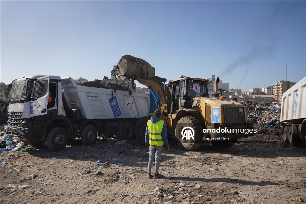بلدية غزة تبدأ نقل 300 ألف متر مكعب نفايات من وسط المدينة