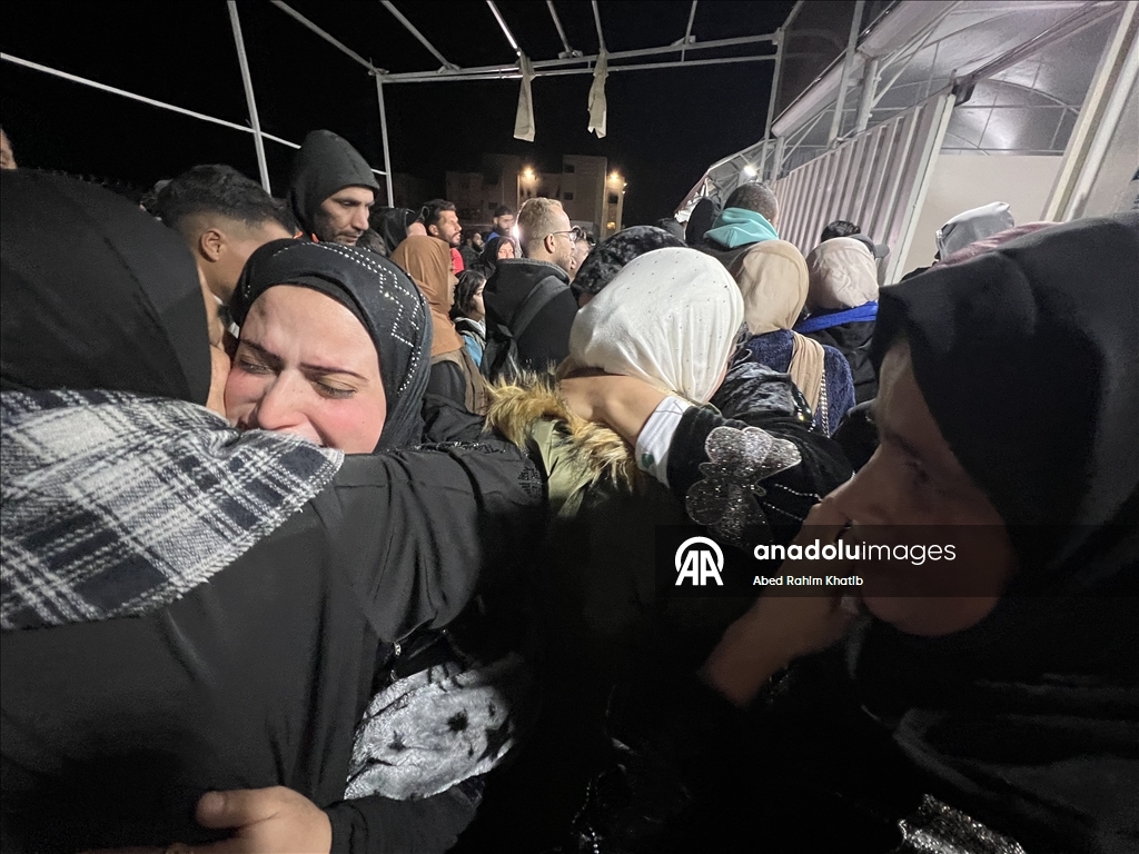 خان يونس.. 46 فلسطينيًا عائدًا عبر معبر رفح يلتقون بعائلاتهم