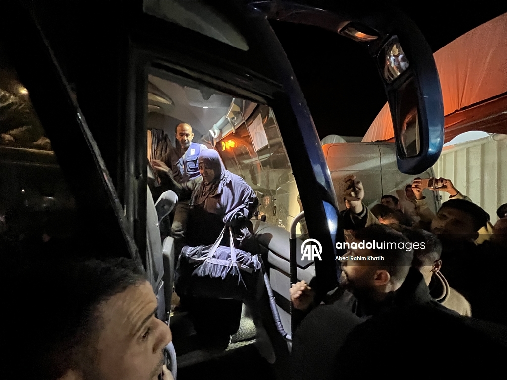 خان يونس.. 46 فلسطينيًا عائدًا عبر معبر رفح يلتقون بعائلاتهم