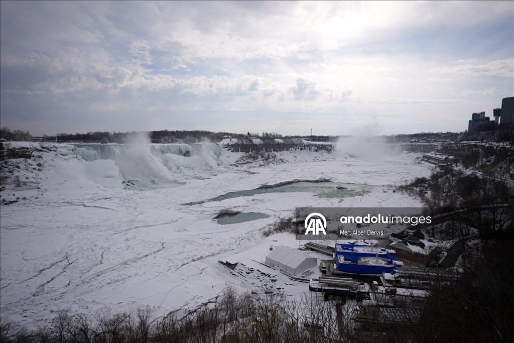 Ниагарский водопад частично замерз