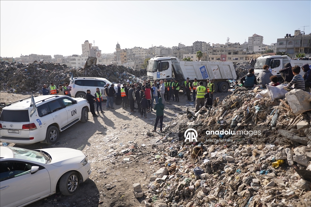 بلدية غزة تبدأ نقل 300 ألف متر مكعب نفايات من وسط المدينة