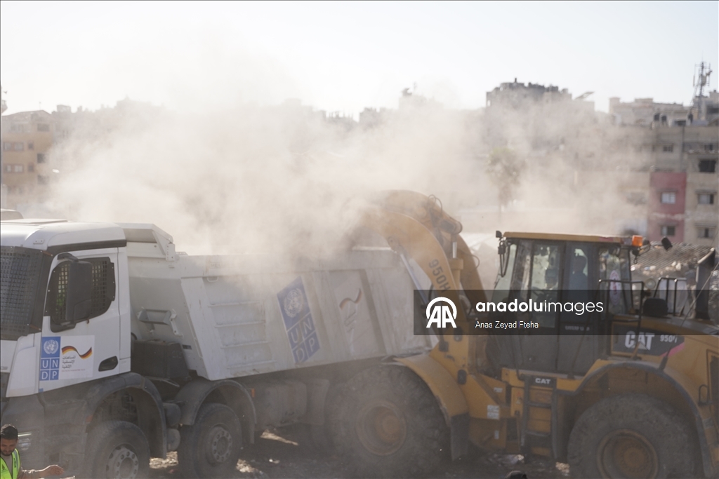 بلدية غزة تبدأ نقل 300 ألف متر مكعب نفايات من وسط المدينة