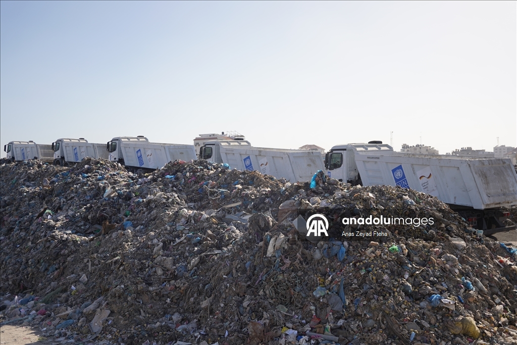 بلدية غزة تبدأ نقل 300 ألف متر مكعب نفايات من وسط المدينة