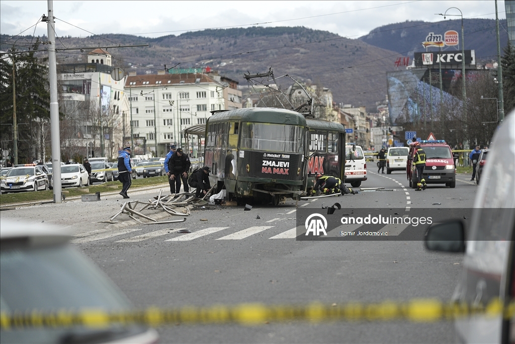 Jedna osoba poginula, više povrijeđenih nakon iskakanja tramvaja iz šina u centru Sarajeva