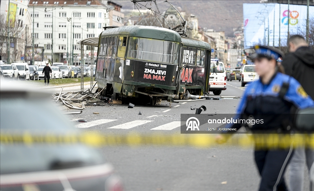 Jedna osoba poginula, više povrijeđenih nakon iskakanja tramvaja iz šina u centru Sarajeva