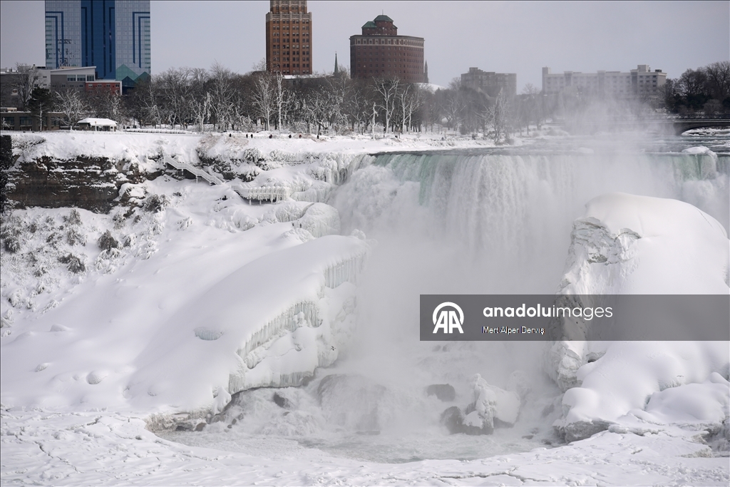Ниагарский водопад частично замерз