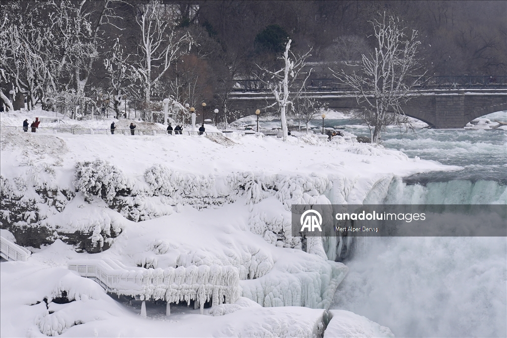 Ниагарский водопад частично замерз