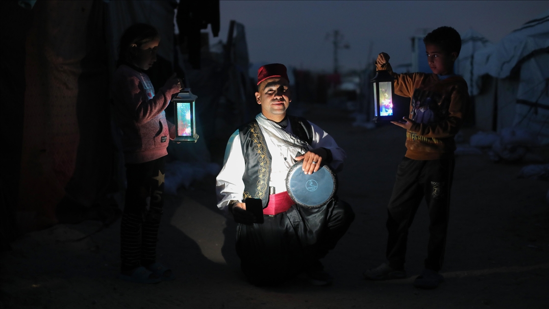 Filistinli İbrahim, oruca sayılı günler kala çocuklara Ramazan coşkusunu yaşatıyor