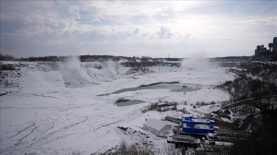 Niagara Şelalesi kısmen dondu