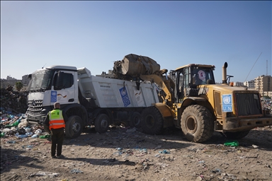 بلدية غزة تبدأ نقل 300 ألف متر مكعب نفايات من وسط المدينة