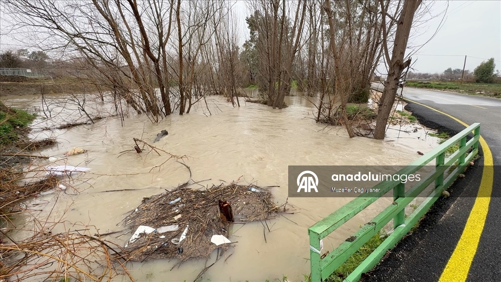 Osmaniye'de sağanak nedeniyle bazı evleri ve tarım arazilerini su bastı