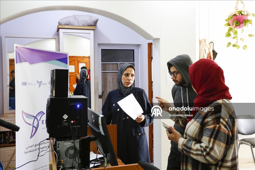 В Газе начала вещание первая радиостанция