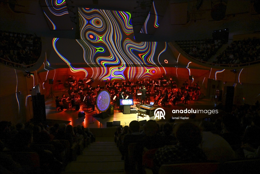 CSO, evrenin varoluşunu dijital enstrümanlarla anlatan "Kozmik Senfoni"nin Türkiye prömiyerini yaptı