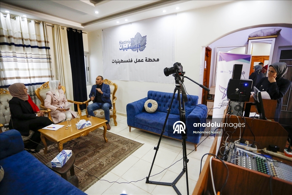 В Газе начала вещание первая радиостанция