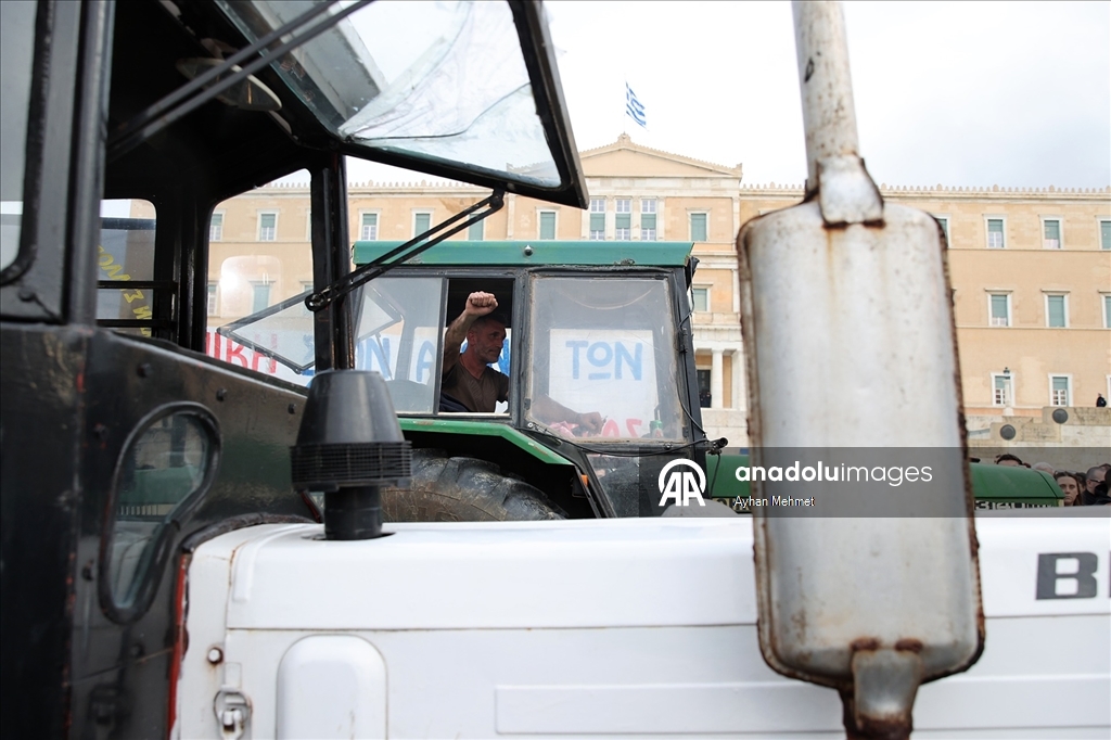 Atina'da çiftçiler, traktörleriyle gösteri düzenledi