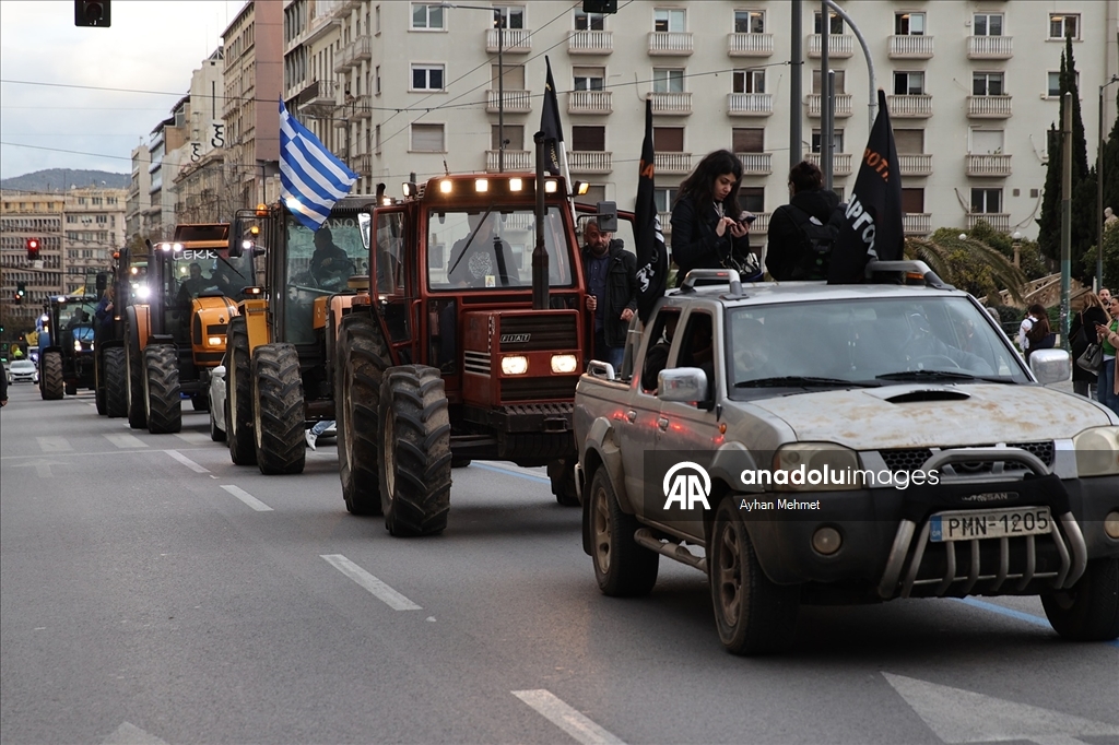Atina'da çiftçiler, traktörleriyle gösteri düzenledi