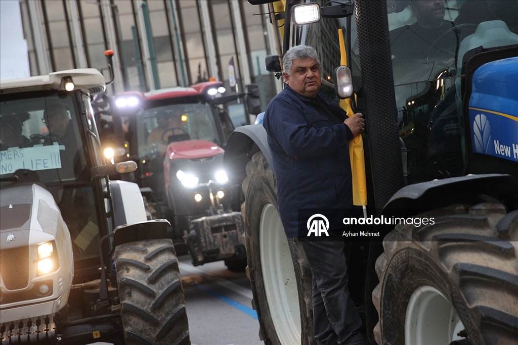 Atina'da çiftçiler, traktörleriyle gösteri düzenledi