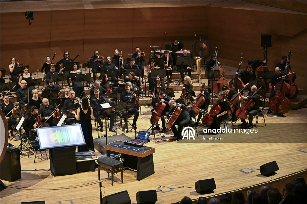 CSO, evrenin varoluşunu dijital enstrümanlarla anlatan "Kozmik Senfoni"nin Türkiye prömiyerini yaptı