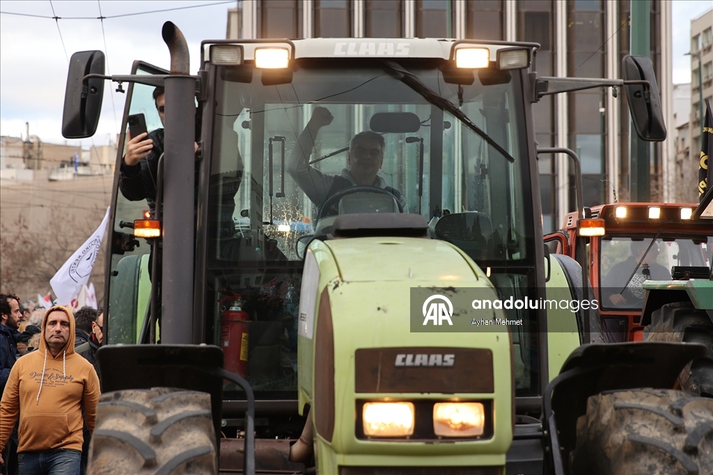 Atina'da çiftçiler, traktörleriyle gösteri düzenledi