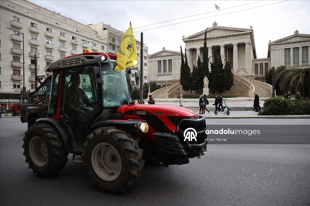 Atina'da çiftçiler, traktörleriyle gösteri düzenledi