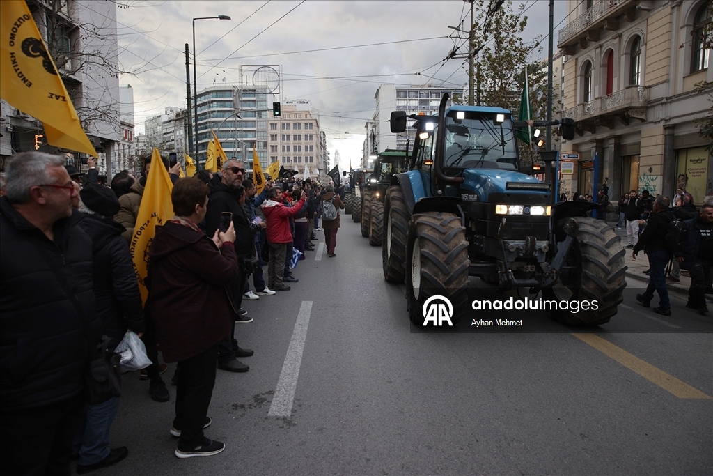 Atina'da çiftçiler, traktörleriyle gösteri düzenledi