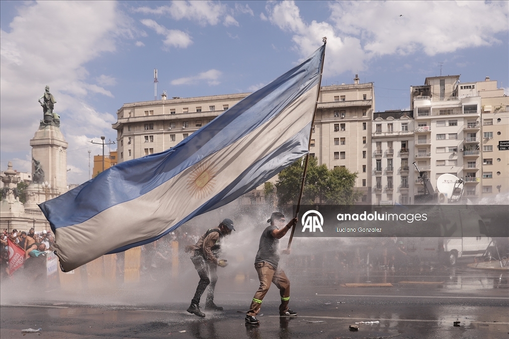 В Аргентине в ходе протестов против трудовой реформы задержали десятки человек