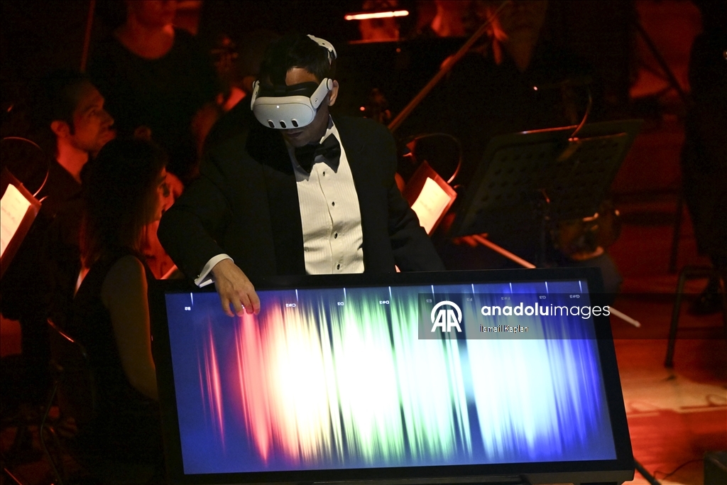 CSO, evrenin varoluşunu dijital enstrümanlarla anlatan "Kozmik Senfoni"nin Türkiye prömiyerini yaptı