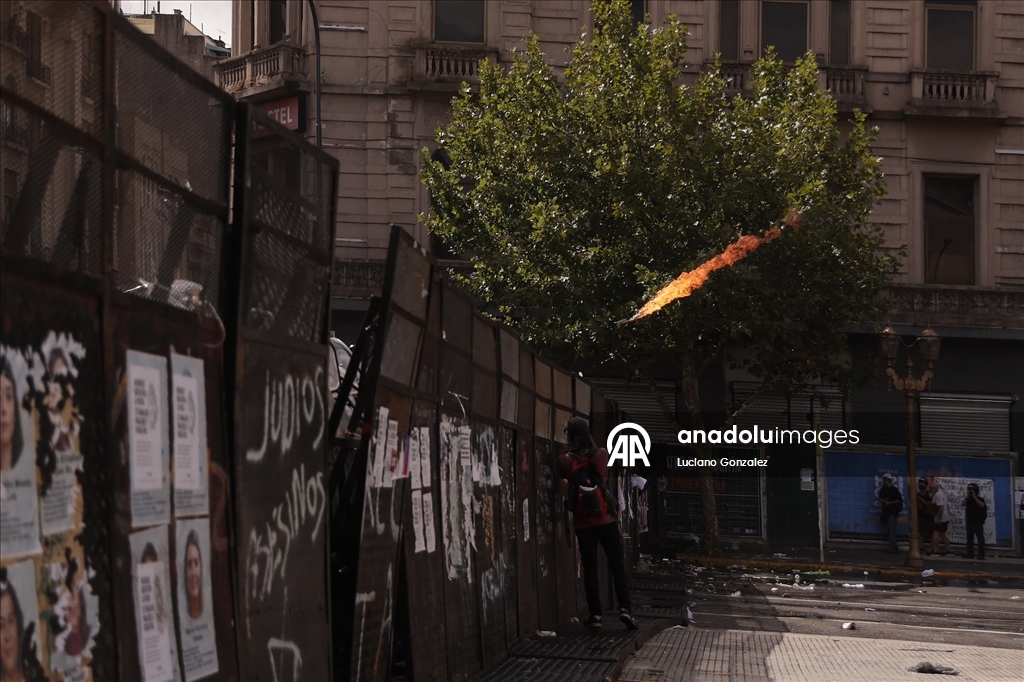 В Аргентине в ходе протестов против трудовой реформы задержали десятки человек