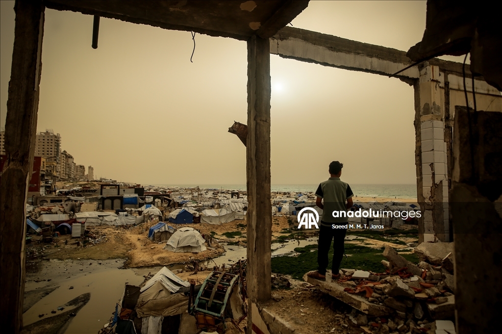 Gazze'de kum fırtınası etkili oldu