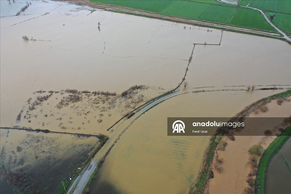 Aydın'da sağanak sonucu Büyük Menderes Nehri taştı