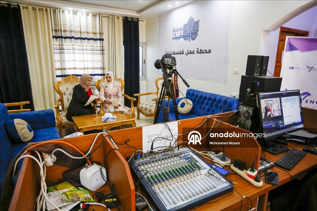 В Газе начала вещание первая радиостанция