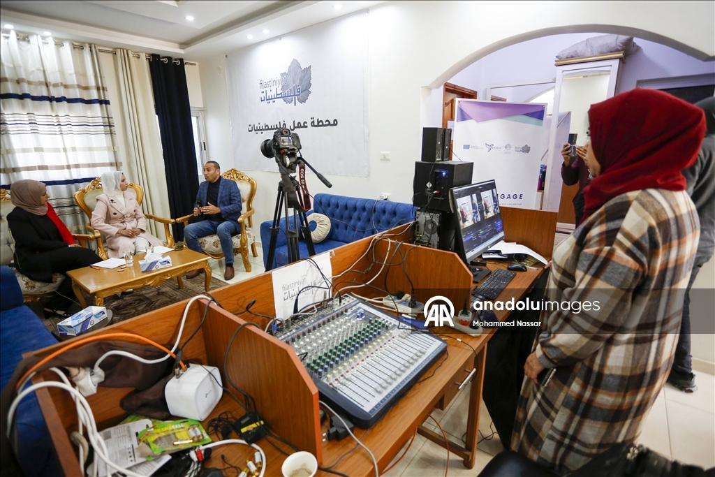 В Газе начала вещание первая радиостанция